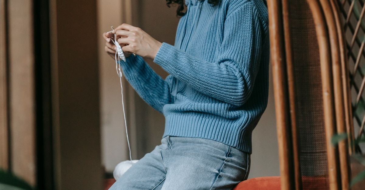 Sweter w roli głównej: 10 codziennych stylizacji, które wyglądają jak z Instagrama