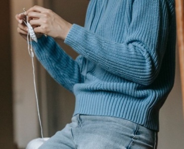 Sweter w roli głównej: 10 codziennych stylizacji, które wyglądają jak z Instagrama