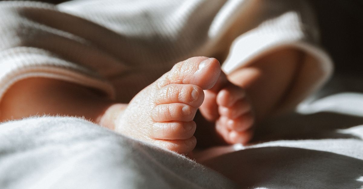 Pierwsza butelka dla niemowlęcia: jak wybrać tę idealną i uniknąć najczęstszych błędów?