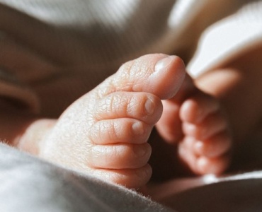 Pierwsza butelka dla niemowlęcia: jak wybrać tę idealną i uniknąć najczęstszych błędów?