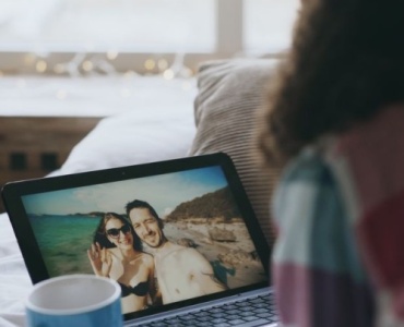 Miłość w czasach social mediów: jak nie wpaść w pułapkę porównywania partnera online?