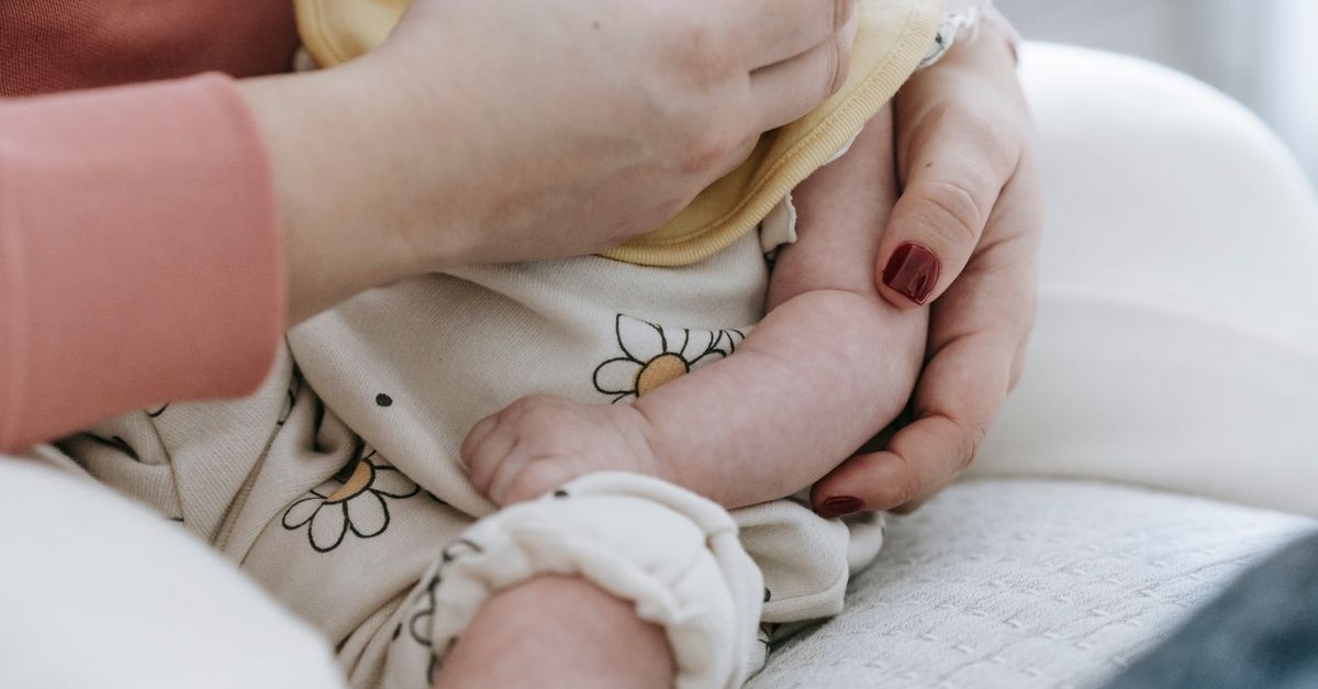 Pierwsze mleko modyfikowane bez stresu: kiedy zacząć i jak wprowadzać je krok po kroku