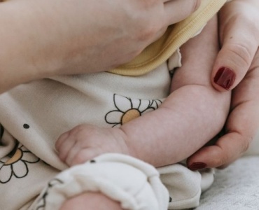 Pierwsze mleko modyfikowane bez stresu: kiedy zacząć i jak wprowadzać je krok po kroku