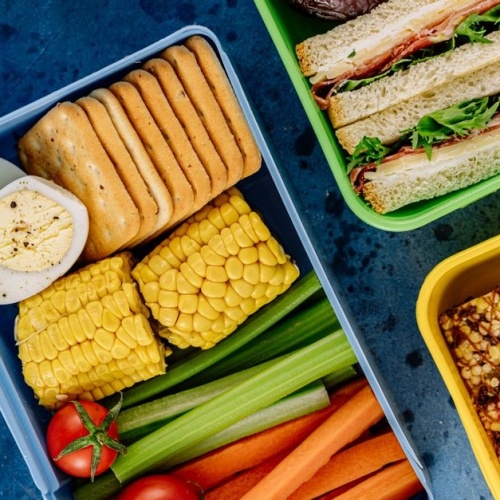 Lunchbox do szkoły bez nudy: pomysły na szybkie i zdrowe przekąski dla dziecka