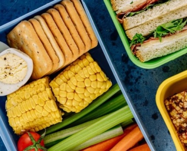 Lunchbox do szkoły bez nudy: pomysły na szybkie i zdrowe przekąski dla dziecka