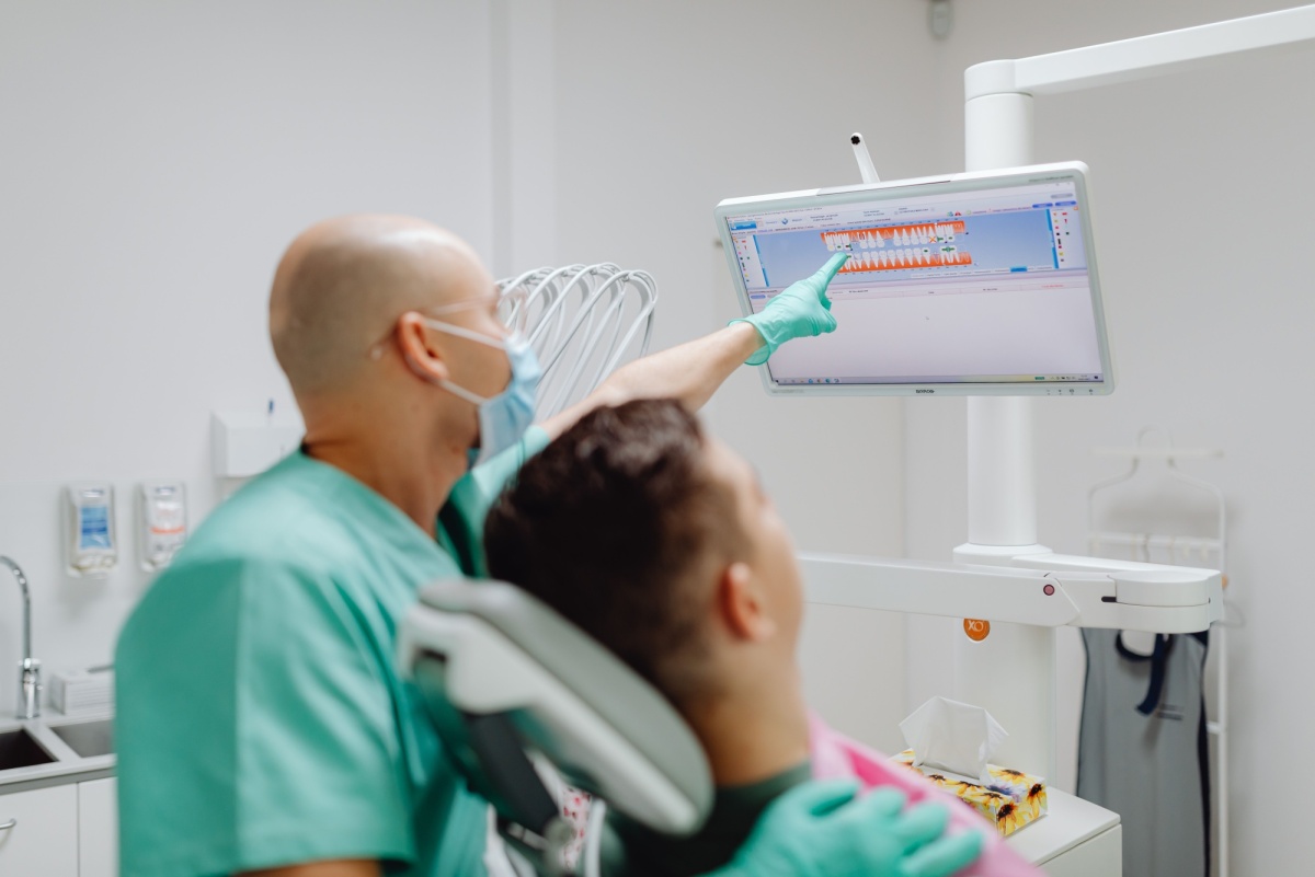 Endodoncja pod mikroskopem w Gdańsku - dlaczego precyzja ma znaczenie?